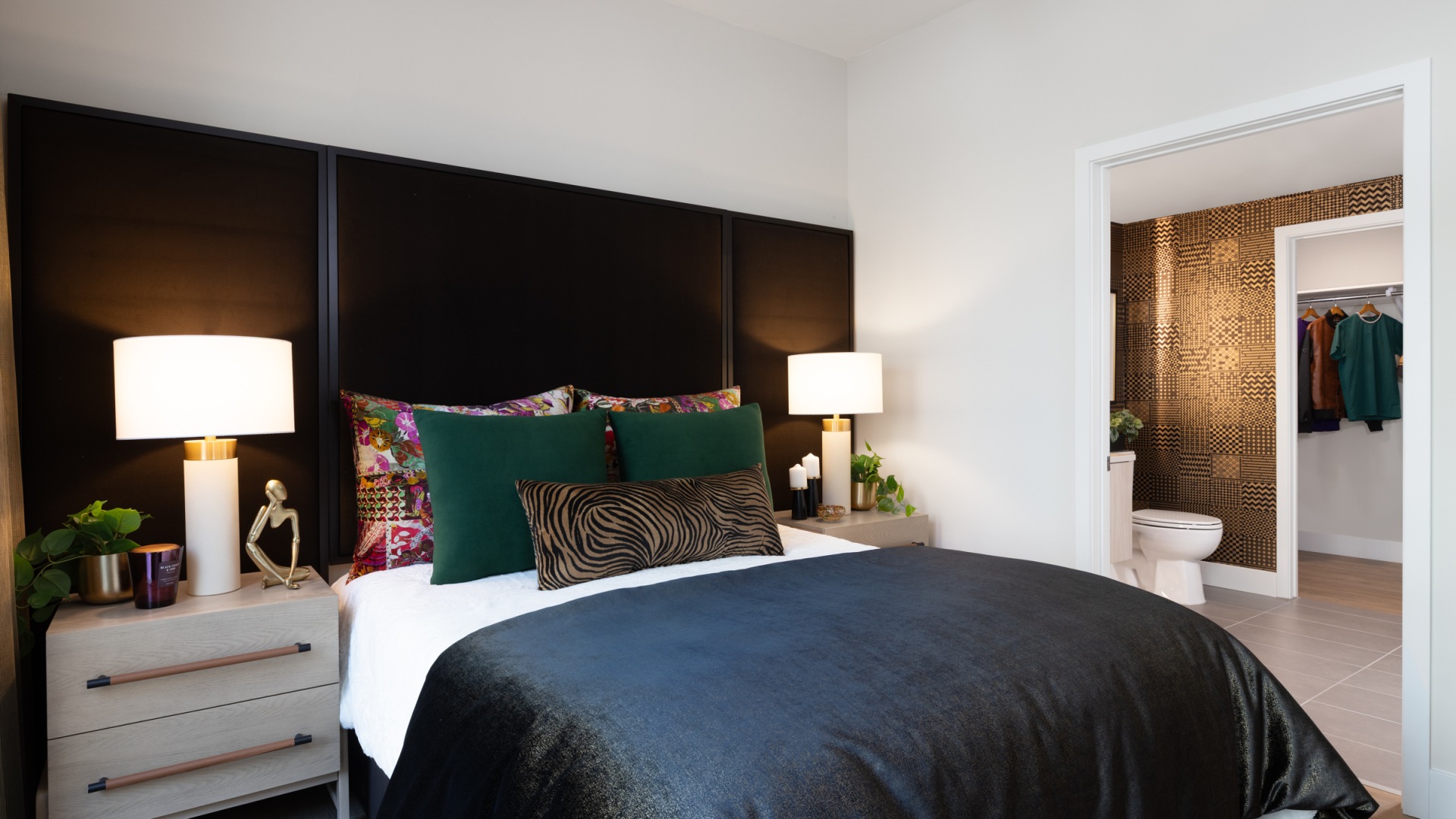 primary bedrooms with en suite bathrooms