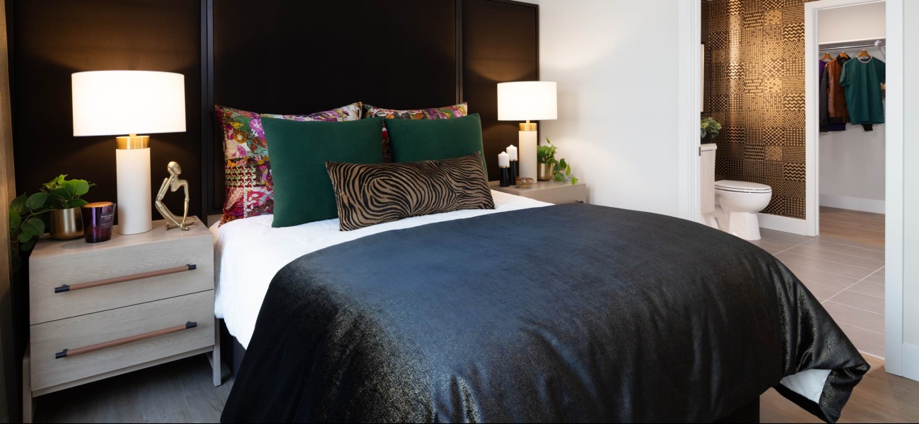 primary bedrooms with en suite bathrooms